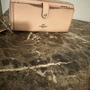 Coach Pink Leather Wallet Sleek Minimalist Design